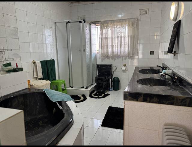 3 BEDROOM FREEHOLD FOR SALE IN HOWICK WEST